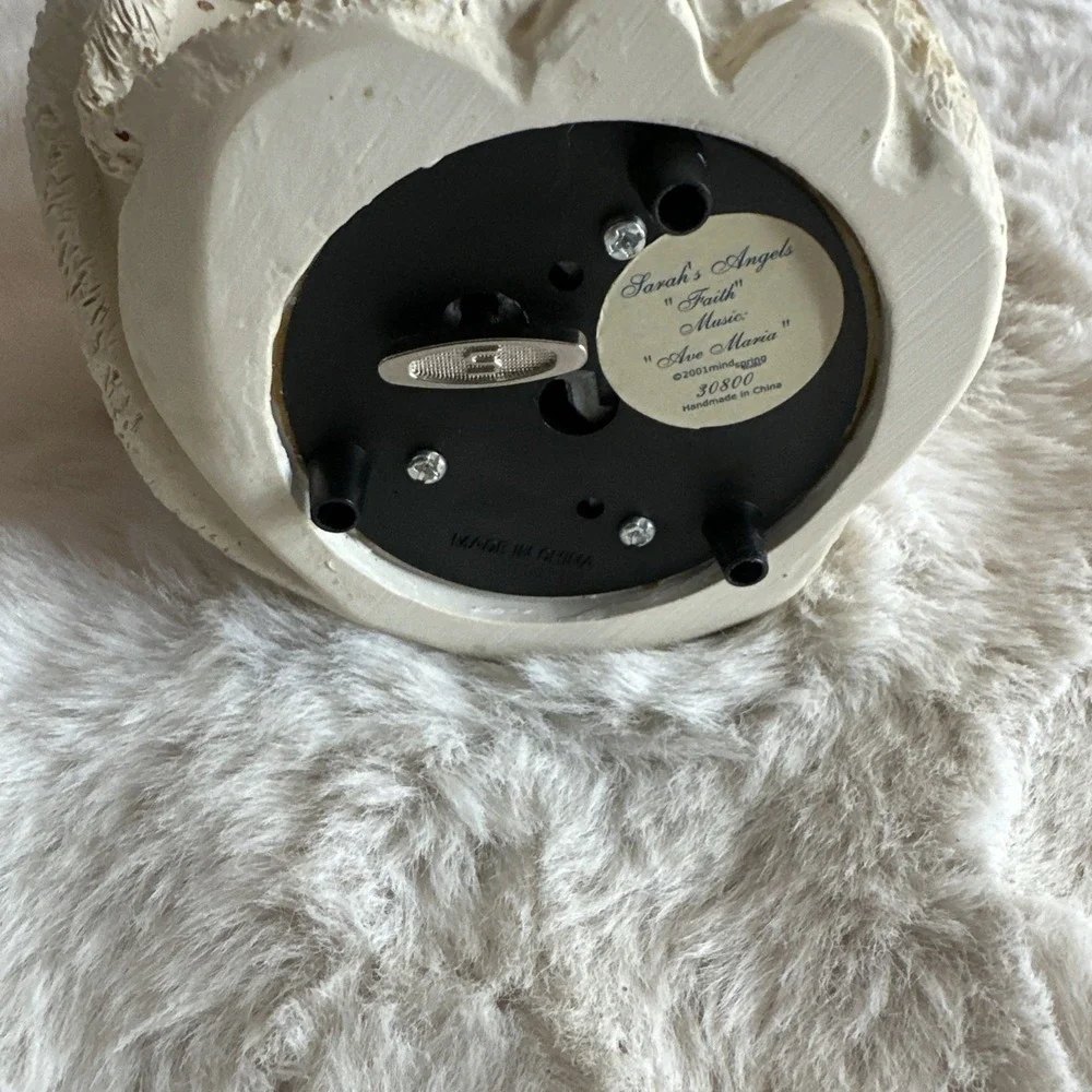 Sarah's Angels Tina w Bunny Rabbit #‎ 30800 Windup Music Box My Heart Will Go On